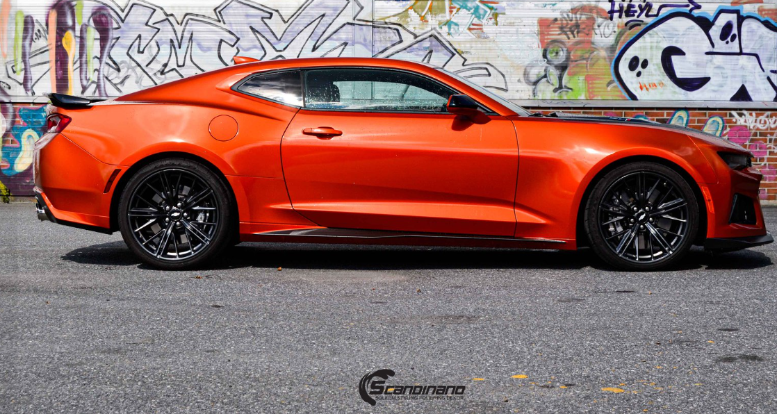 Chevrolet Camaro foliert i oransje av Scandinano